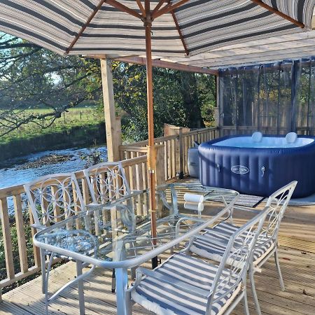 Riverside Cabin At Pen-Y-Bont Mill Hotel Озуъстри Екстериор снимка