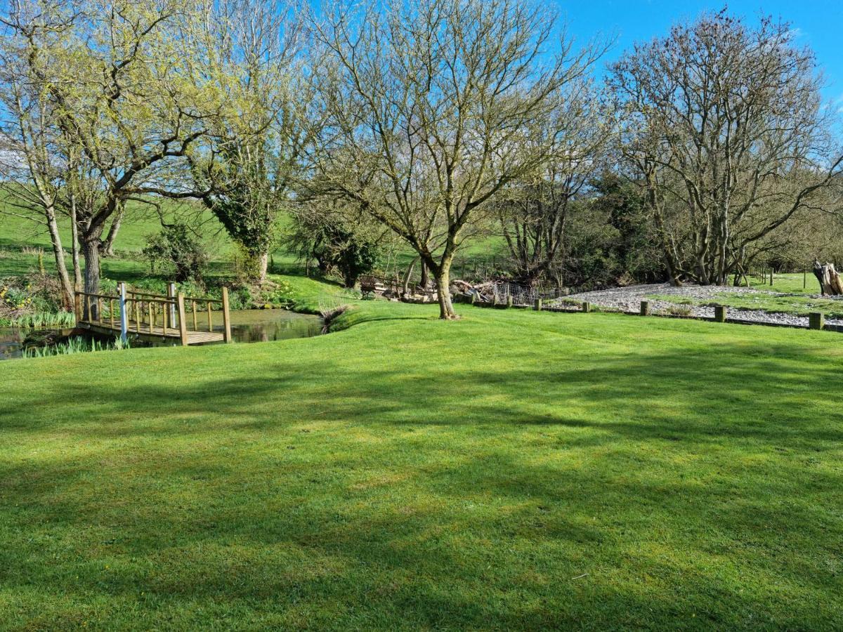 Riverside Cabin At Pen-Y-Bont Mill Hotel Озуъстри Екстериор снимка